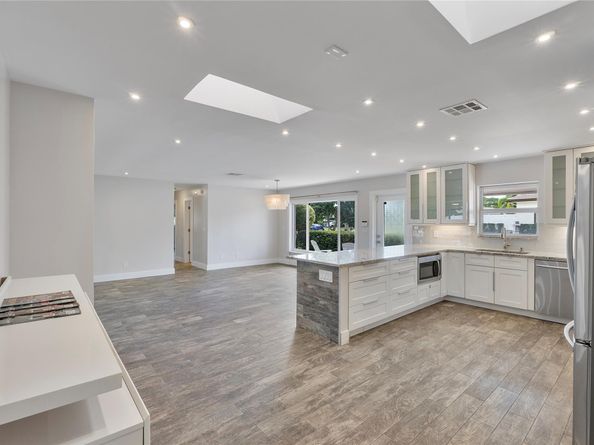 1009 SE 10th Ct, Deerfield Beach FL 33441