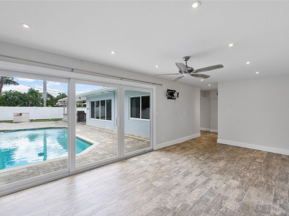 1009 SE 10th Ct, Deerfield Beach FL 33441