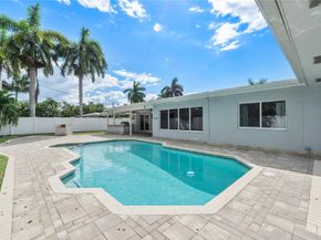 1009 SE 10th Ct, Deerfield Beach FL 33441