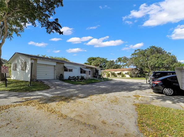 2617 SW Natura Ave, Deerfield Beach FL 33441