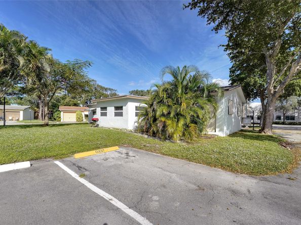 2617 SW Natura Ave, Deerfield Beach FL 33441