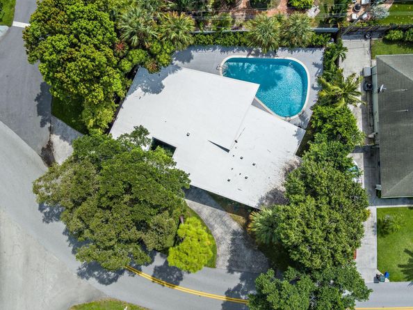 7512 W Lake Drive, Lake Clarke Shores FL 33406