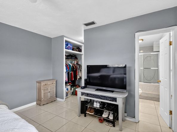 7641 NW 6th Ct, Pembroke Pines FL 33024