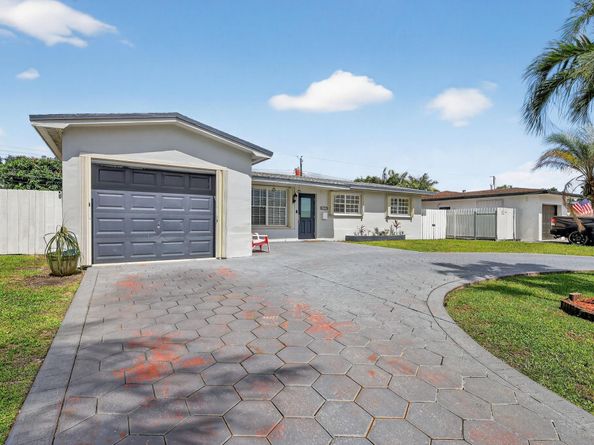 7641 NW 6th Ct, Pembroke Pines FL 33024