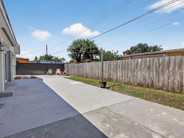 7641 NW 6th Ct, Pembroke Pines FL 33024