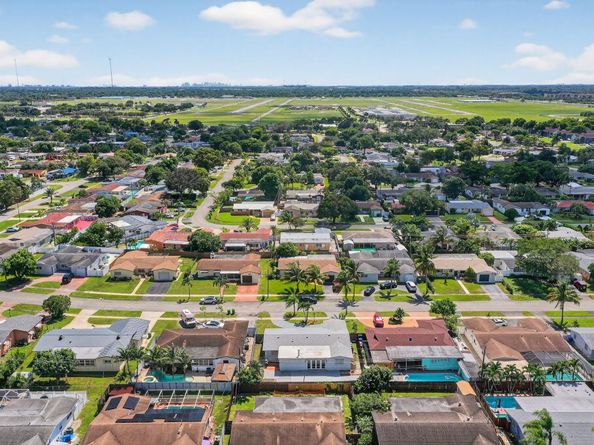 7641 NW 6th Ct, Pembroke Pines FL 33024
