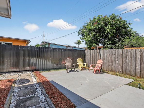 7641 NW 6th Ct, Pembroke Pines FL 33024