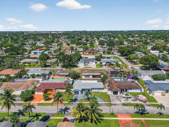 7641 NW 6th Ct, Pembroke Pines FL 33024