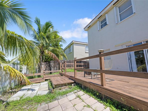 1512 SW 106th Ave, Pembroke Pines FL 33025