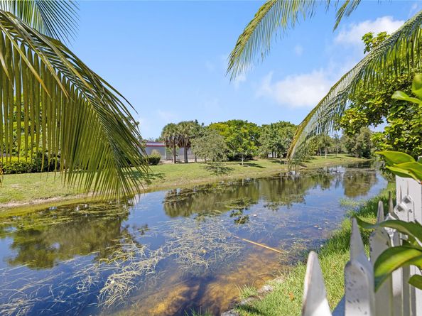 1512 SW 106th Ave, Pembroke Pines FL 33025