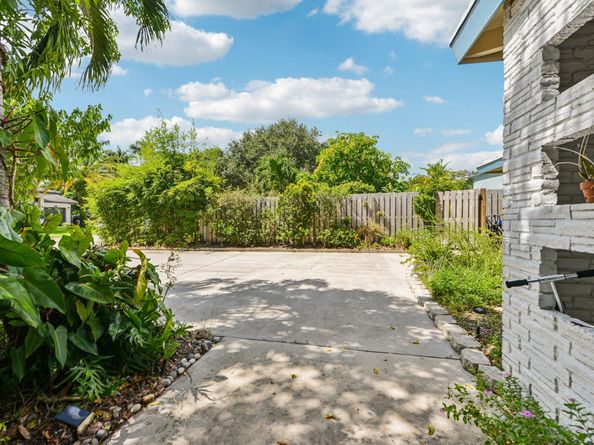 221 NE 17th Street, Delray Beach FL 33444