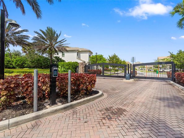 3821 NW 87th Way, Coral Springs FL 33065