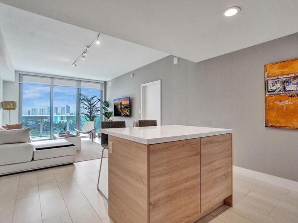 16385 Biscayne Blvd 1518, North Miami Beach FL 33160