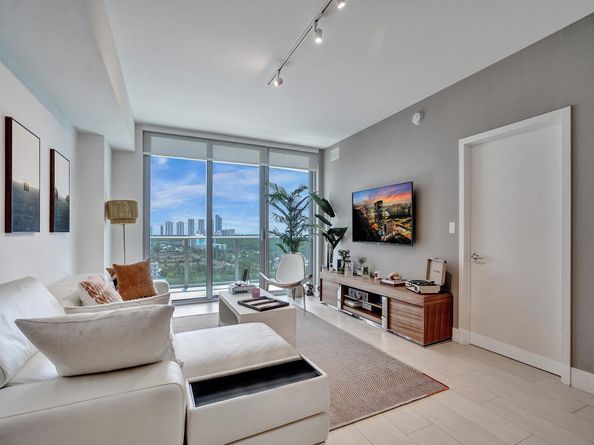 16385 Biscayne Blvd 1518, North Miami Beach FL 33160