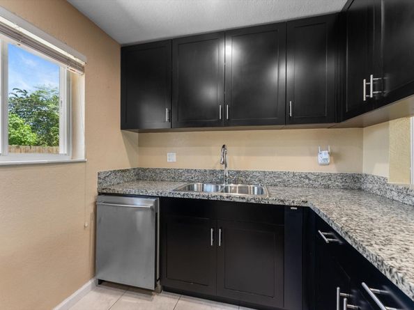 6251 NW 15th St, Margate FL 33063