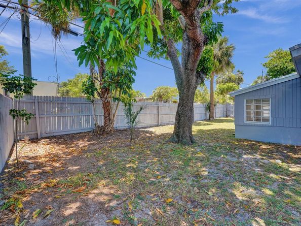 421 NW 39th Ave, Lauderhill FL 33311