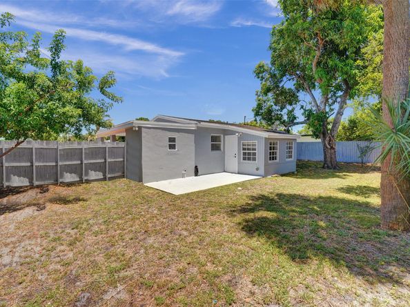 421 NW 39th Ave, Lauderhill FL 33311