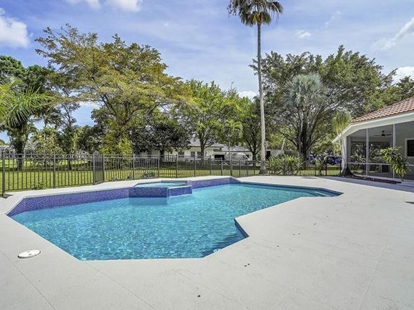 7685 NW 47th Dr, Coral Springs FL 33067
