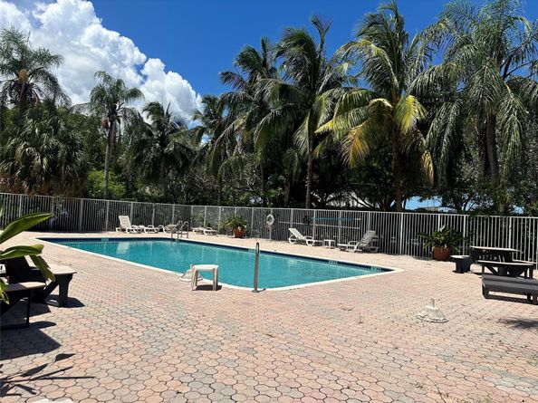 8402 NW 40th Ct, Sunrise FL 33351