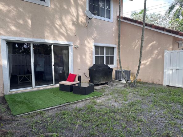 8402 NW 40th Ct, Sunrise FL 33351