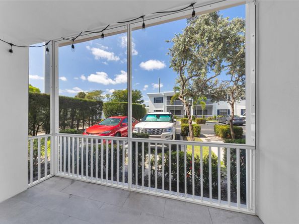 170 Cypress Club Dr 716, Pompano Beach FL 33060