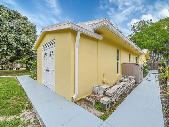 1480 SW 66th Ter, Plantation FL 33317