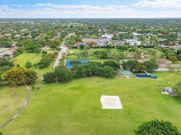 1480 SW 66th Ter, Plantation FL 33317