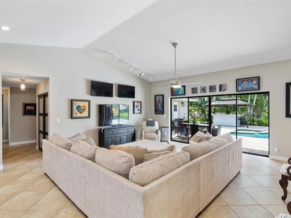 6351 NW 52nd St, Coral Springs FL 33067