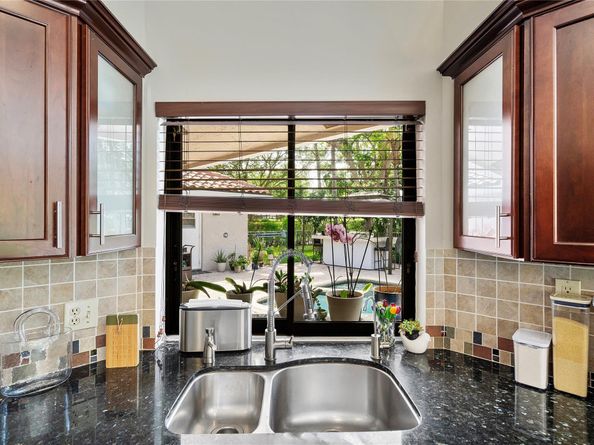 6351 NW 52nd St, Coral Springs FL 33067
