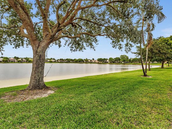 10727 Lake Shore Drive, Wellington FL 33414