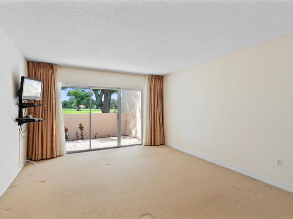 3753 Oaks Clubhouse Dr 3753, Pompano Beach FL 33069