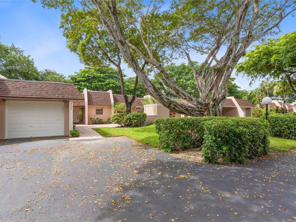 3753 Oaks Clubhouse Dr 3753, Pompano Beach FL 33069