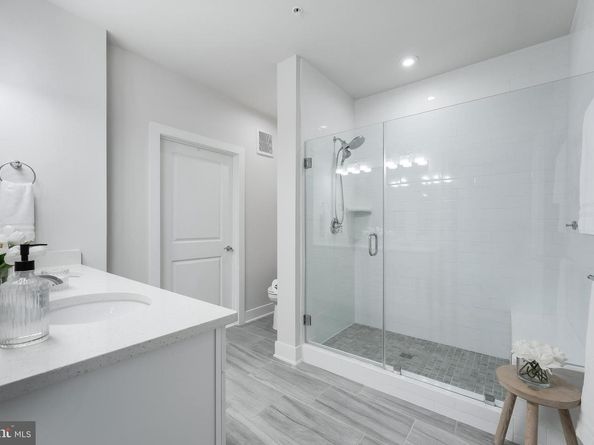2320 Field Point Road 201, Herndon VA 20171