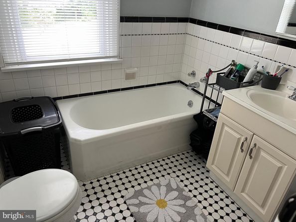 107 W Glenolden Avenue, Glenolden PA 19036