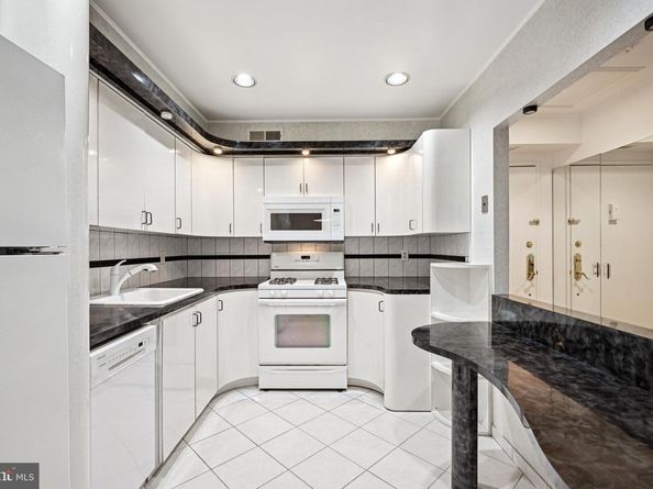53304 Delaire Landing Road 304, Philadelphia PA 19114
