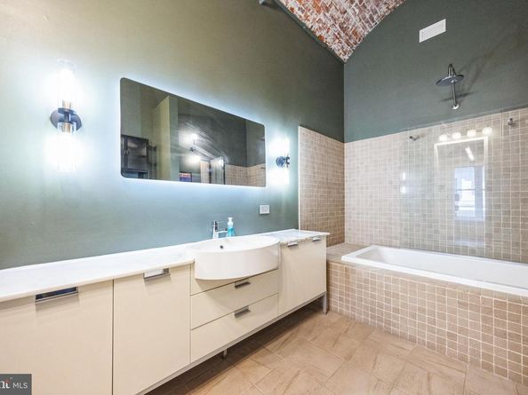 105 S 12TH Street 402, Philadelphia PA 19107