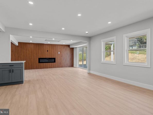 28 Rainbow Lane, Levittown PA 19055
