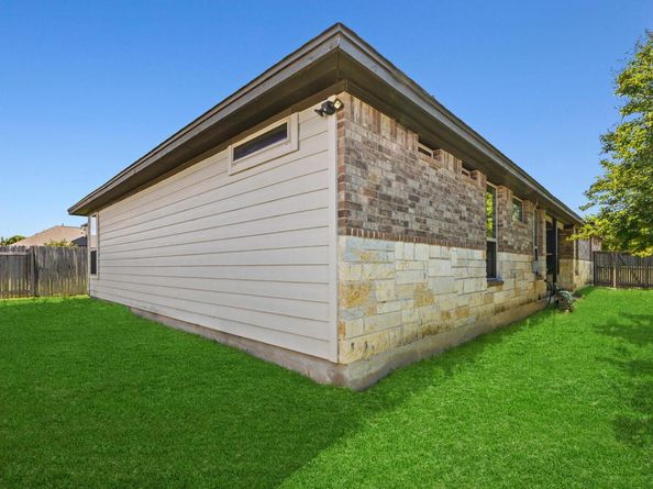 1401 Clearwing CIR, Georgetown TX 78626