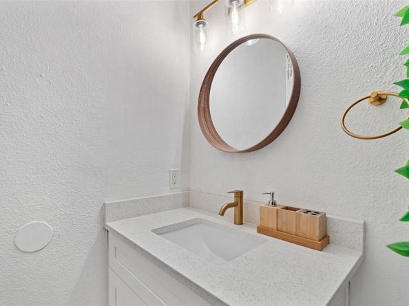 1307 Southport DR B, Austin TX 78704