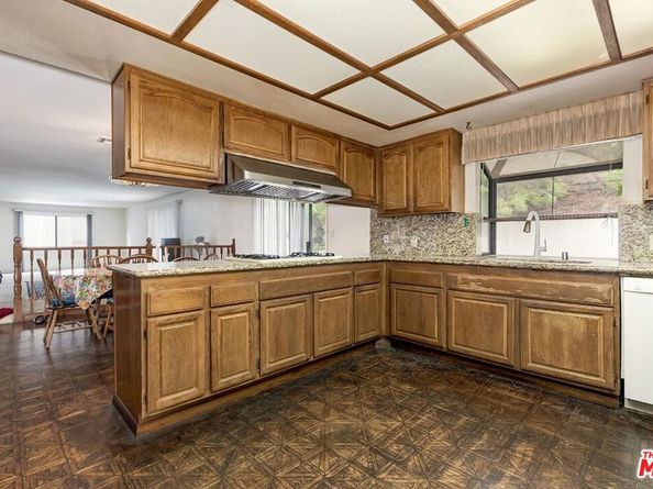 3417 Oakmont View Drive, Glendale CA 91208