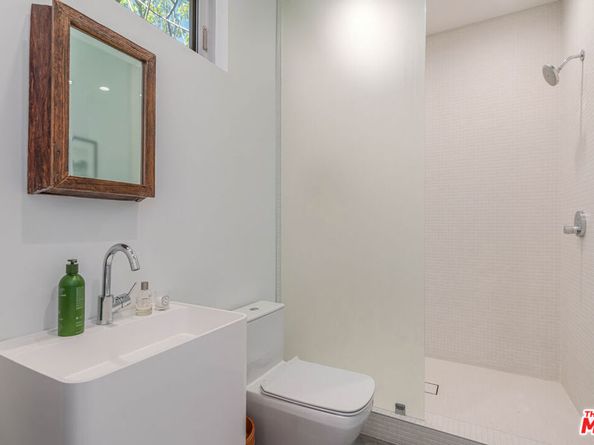 2000 Walnut Avenue, Venice CA 90291