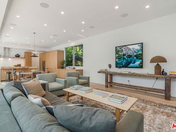 2000 Walnut Avenue, Venice CA 90291