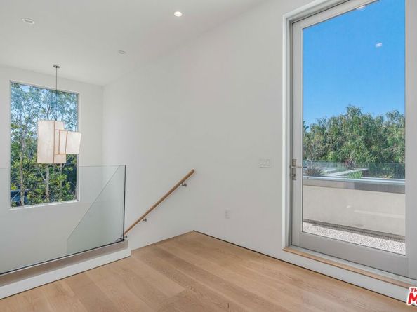2000 Walnut Avenue, Venice CA 90291