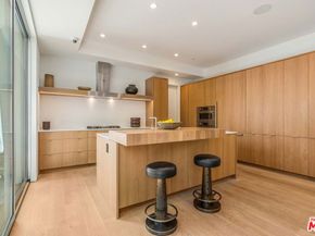 2000 Walnut Avenue, Venice CA 90291