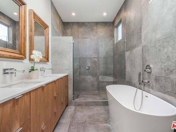 2000 Walnut Avenue, Venice CA 90291