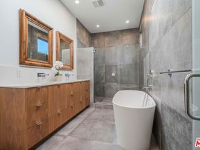 2000 Walnut Avenue, Venice CA 90291