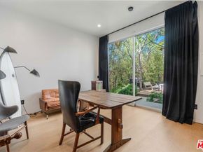 2000 Walnut Avenue, Venice CA 90291