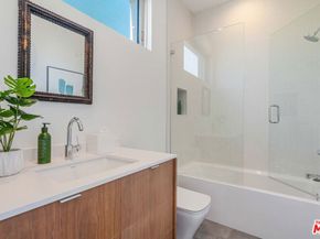 2000 Walnut Avenue, Venice CA 90291