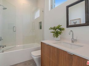 2000 Walnut Avenue, Venice CA 90291