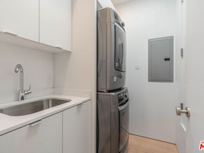 2000 Walnut Avenue, Venice CA 90291